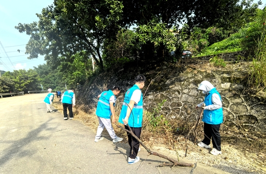 開展音樂會主會場沿線道路清掃行動——南方公司 逯世朝攝(2).jpg