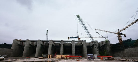 【工程動(dòng)態(tài)】(第二分局)精“吊”鑄盾!金塘沖水庫(kù)八孔弧門吊裝大功告成 攝影:常燦星.jpg