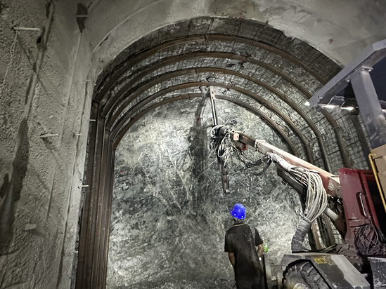 陜西山陽抽水蓄能電站通風兼安全洞頂拱錨桿造孔-攝影單申偉 (1).png